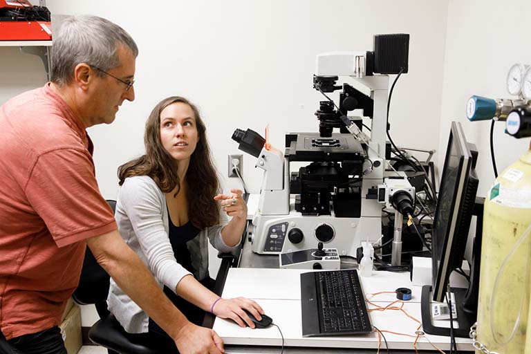 Yves Brun and Courtney Ellison in the lab.