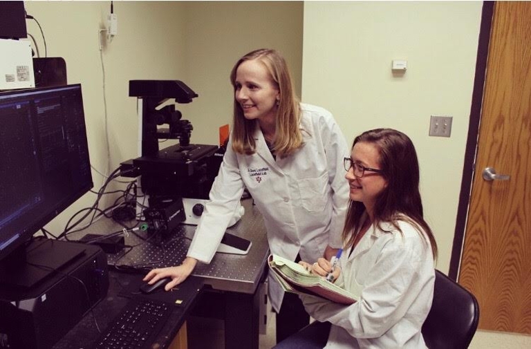 Soni Lacefield and Olivia Ballew working at the computer in the lab.