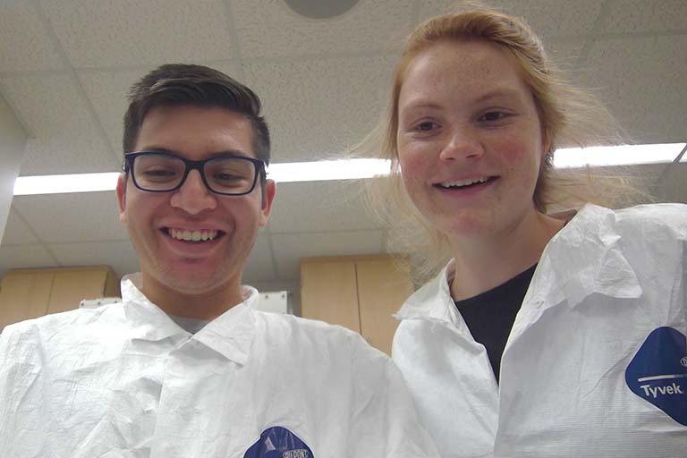  Jesús Bazán Villicaña and Madeline Danforth in the lab (2017).